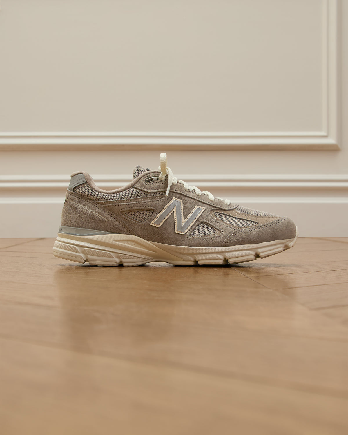Kith x New Balance 990v4 Moonrock，侧面照片 1