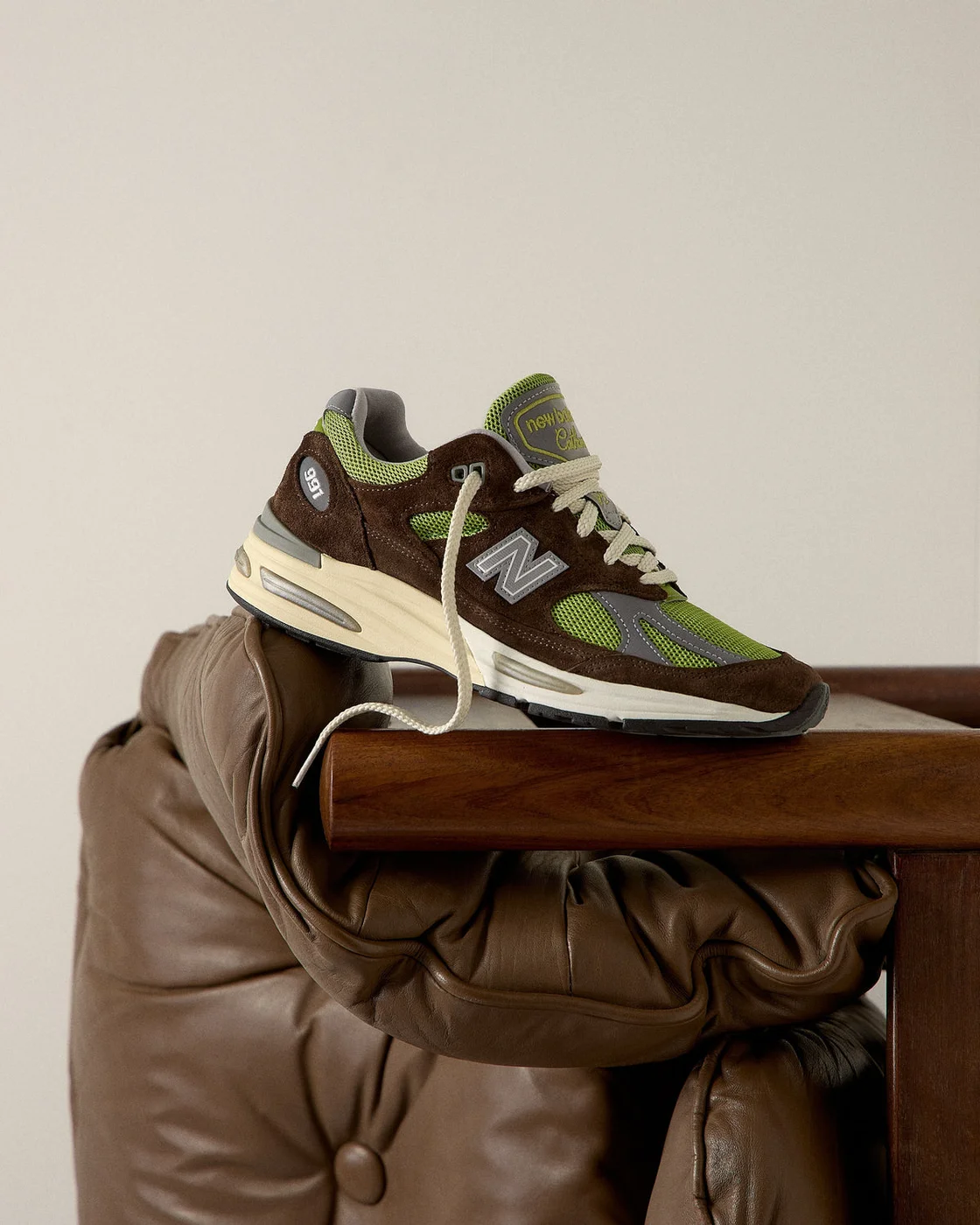 Daniëlle Cathari x Kith x New Balance 991v2 Reverse，侧面照片 2