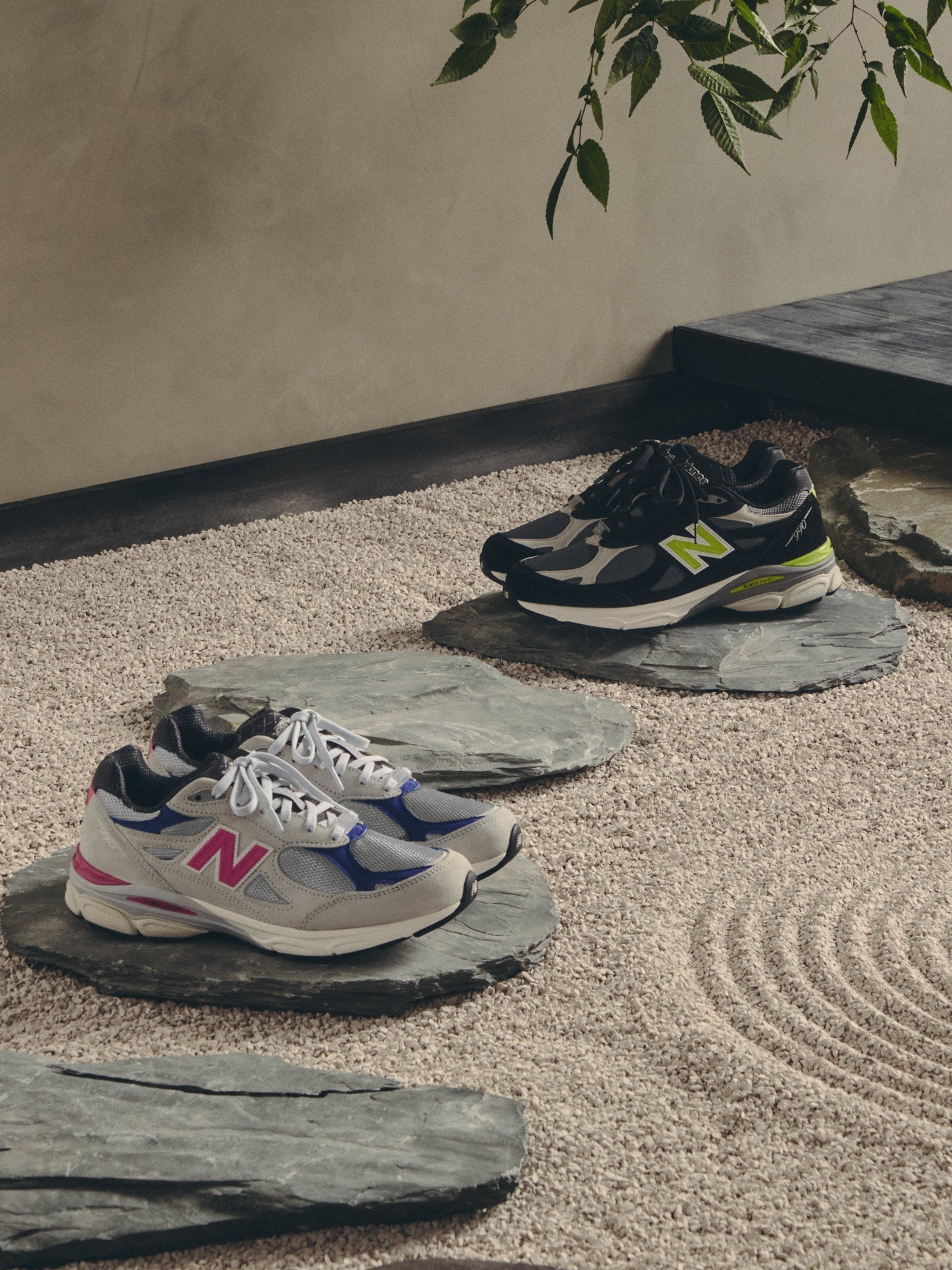 Kith x United Arrows & Sons x New Balance 990v3 Black Oyster Mushroom，专题照片 1
