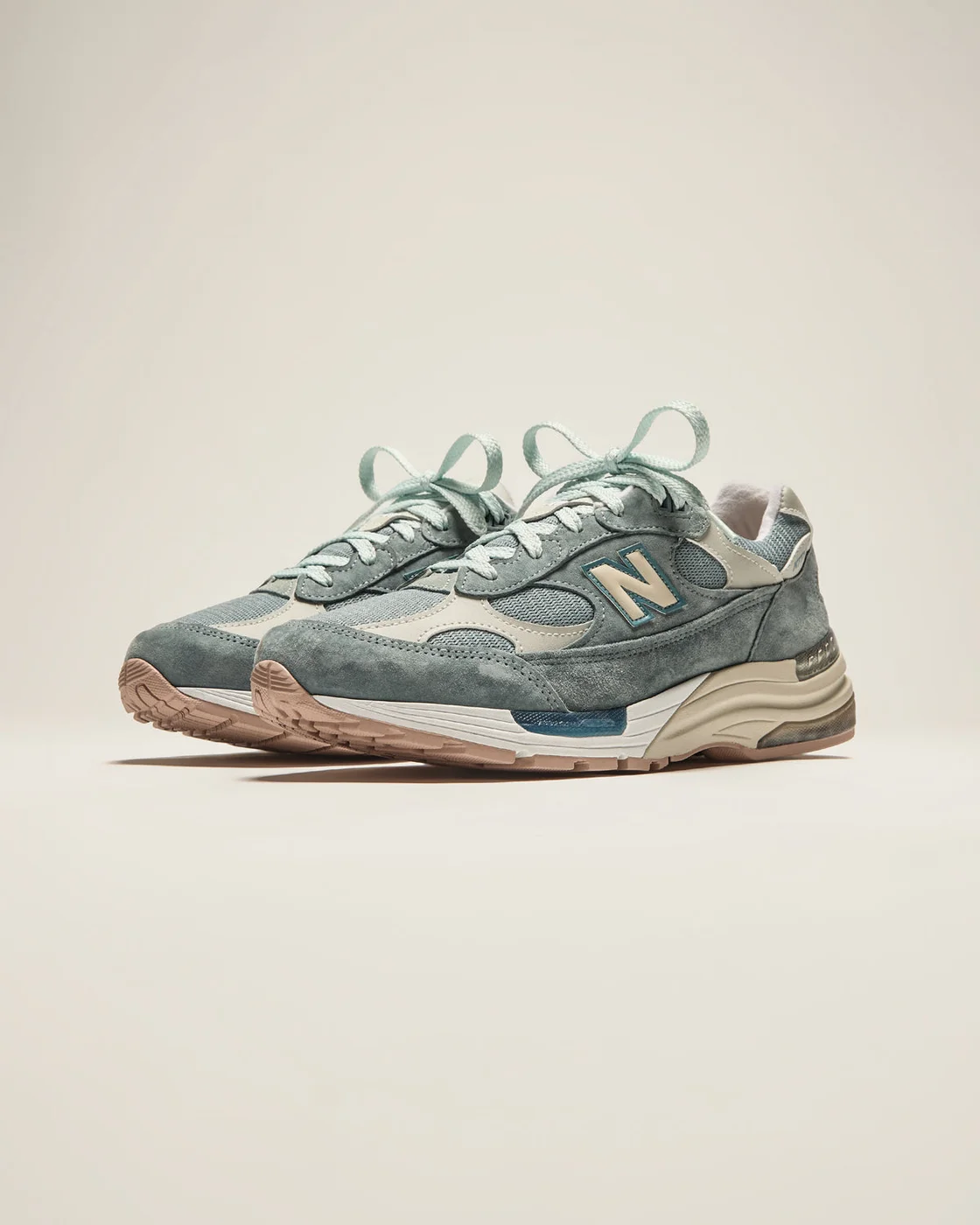 Kith x New Balance 992 Osaka，侧面照片 1